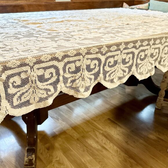 Beautiful Vintage Two Tone Lace Tablecloth  66x81" scalloped & lace edges - Picture 8 of 13